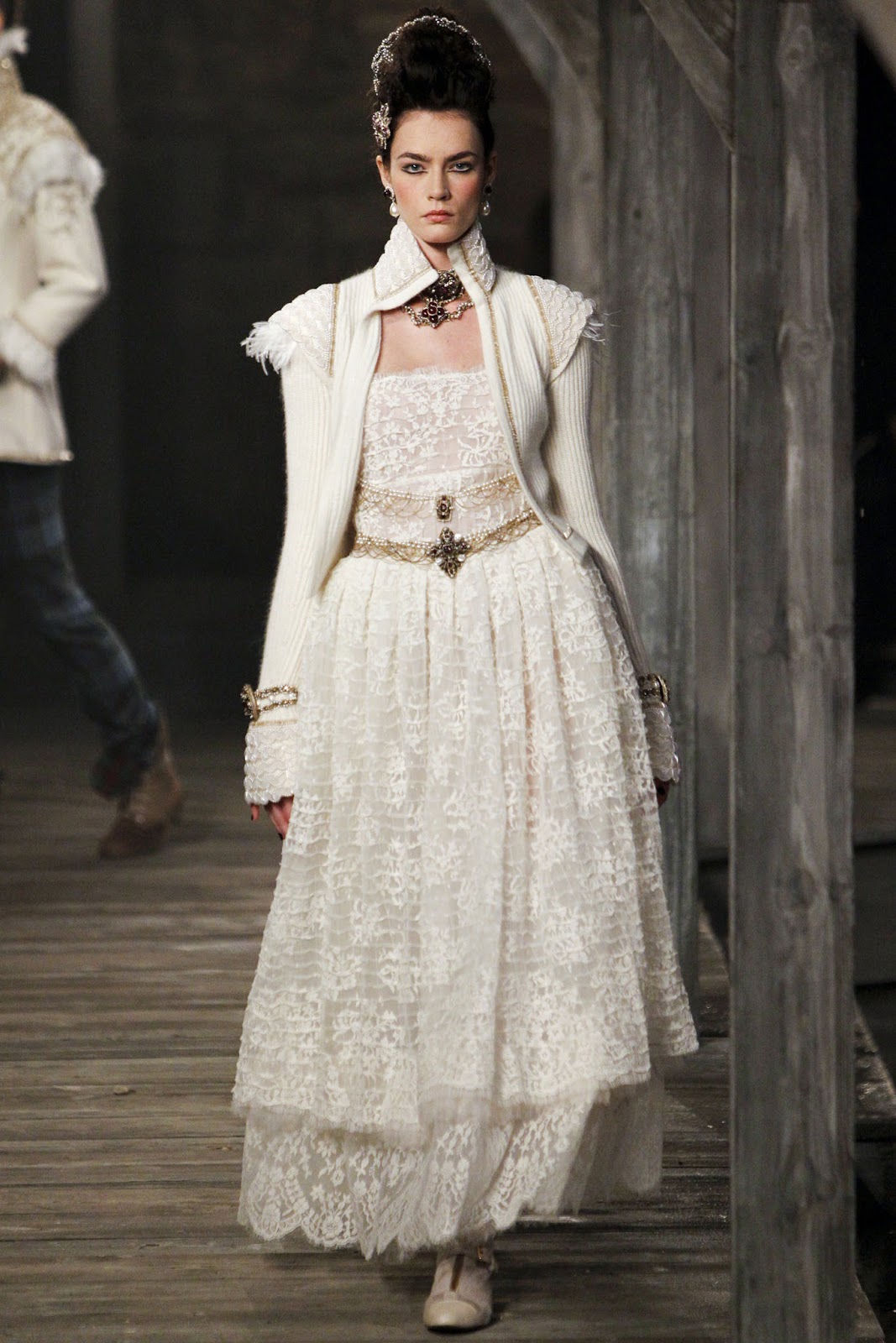 Pre collections. Chanel Haute Couture коллекция рококо. Chanel metiers d'Art осень-зима 2013-2014.